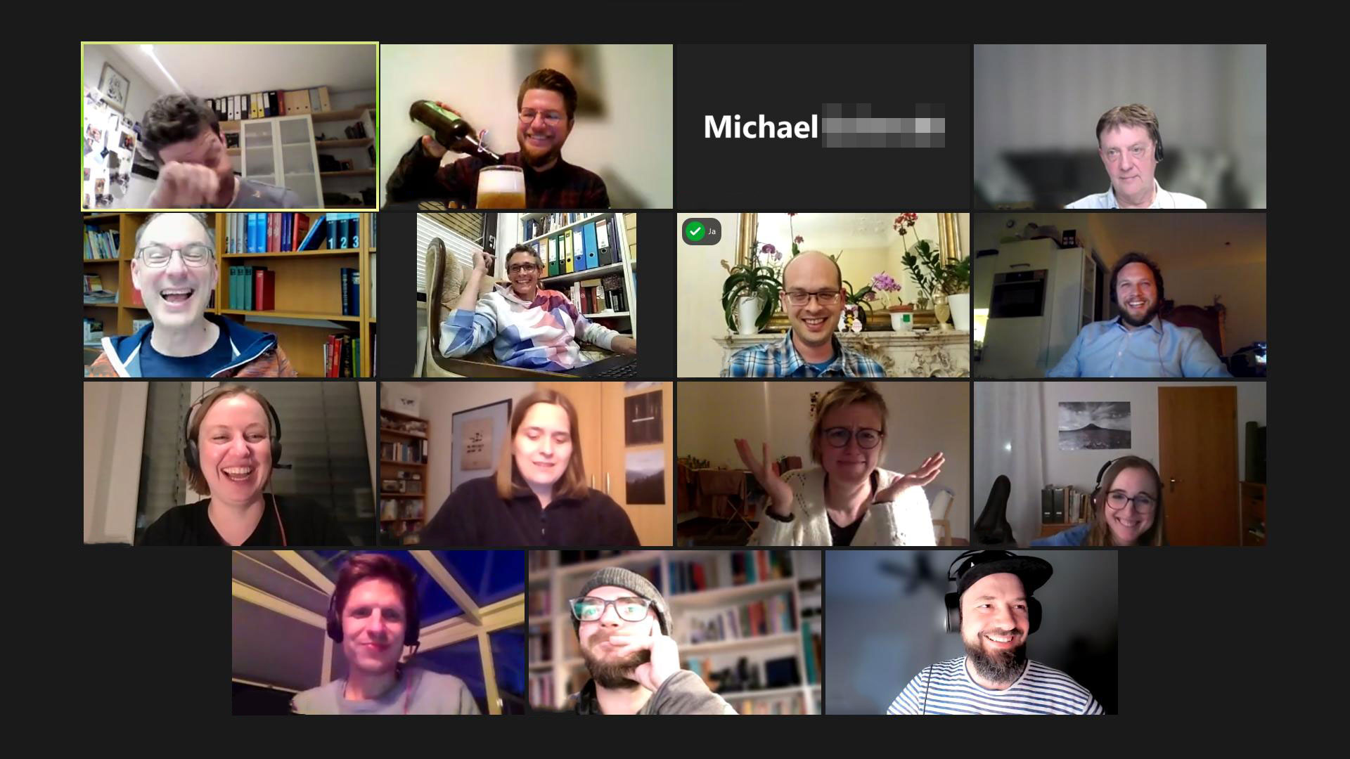 Screenshot, auf dem 15 Personen in einem Online-Meeting zu sehen sind die Spaß haben