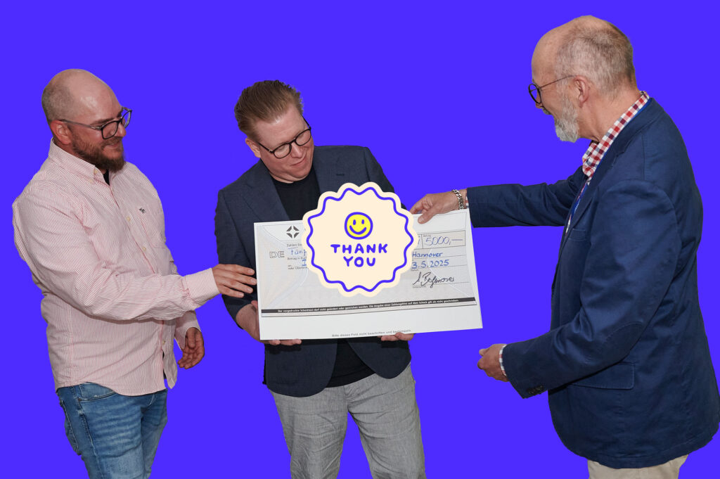 Zwei Personen der betaKirche nehmen den Preis der BUH-Stiftung entgegen