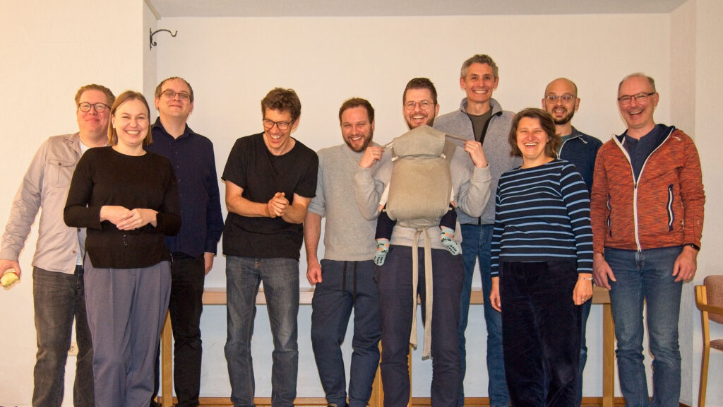 Zehn Personen der betaKirche haben Spaß, während ein Teamfoto gemacht wird